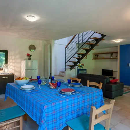Сasa de vacaciones Awesome In Roncosambaccio With Kitchen Trebbiantico