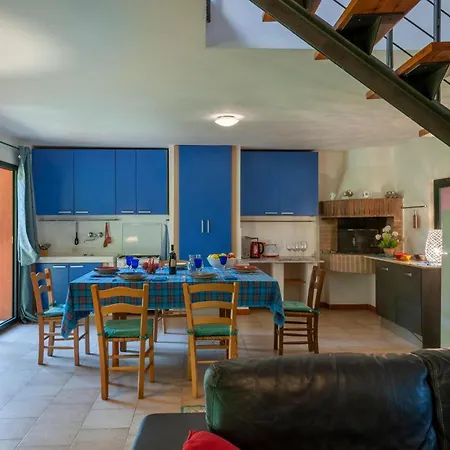 Сasa de vacaciones Awesome In Roncosambaccio With Kitchen